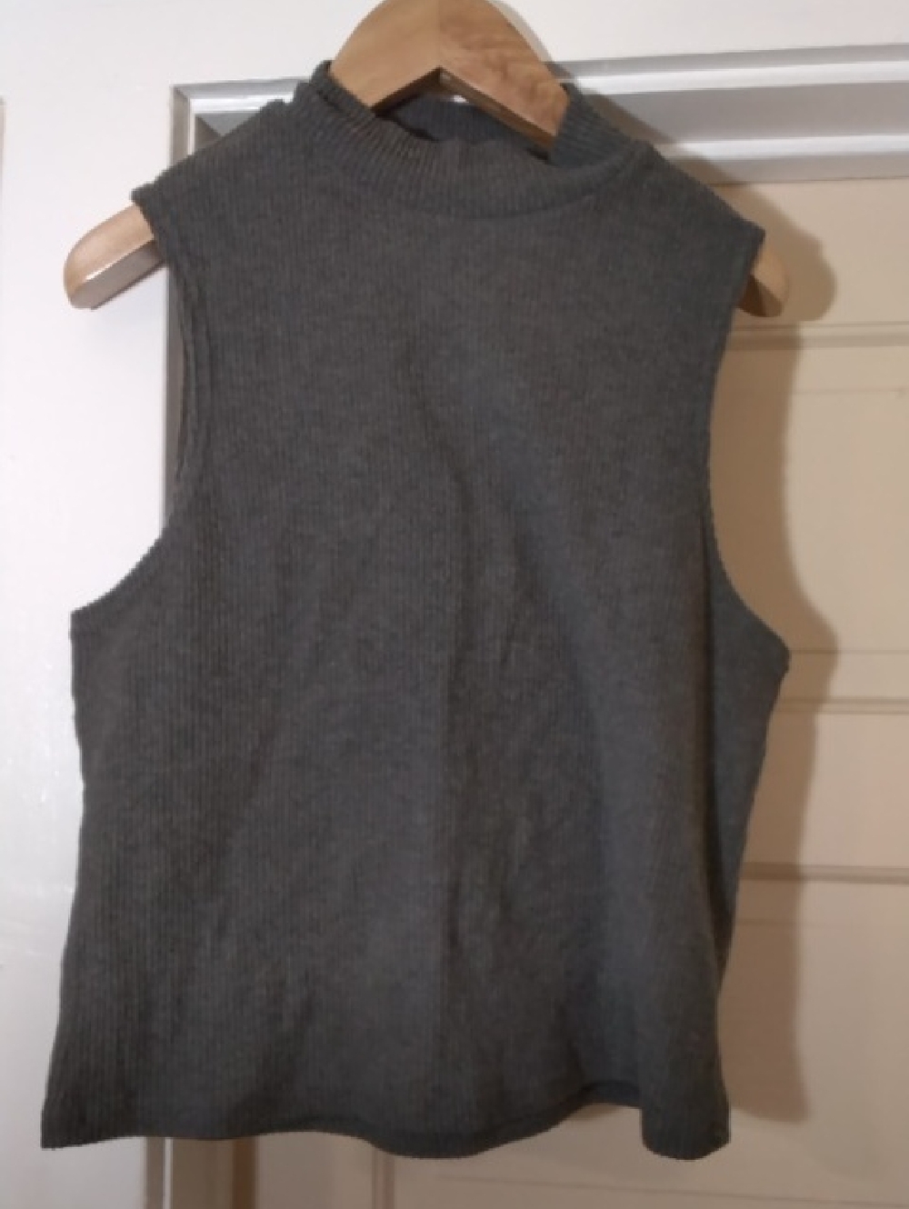 Forever 21 Gray Ribbed Mock Neck Tank